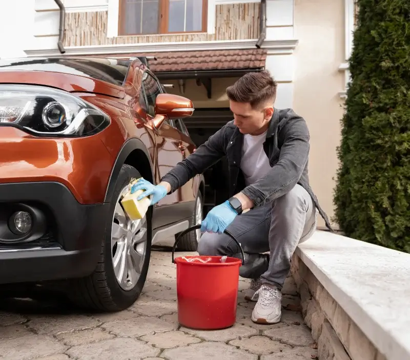Lavage auto à domicile Mazeyrat-d'Allier : professionnel intervenant sur un véhicule